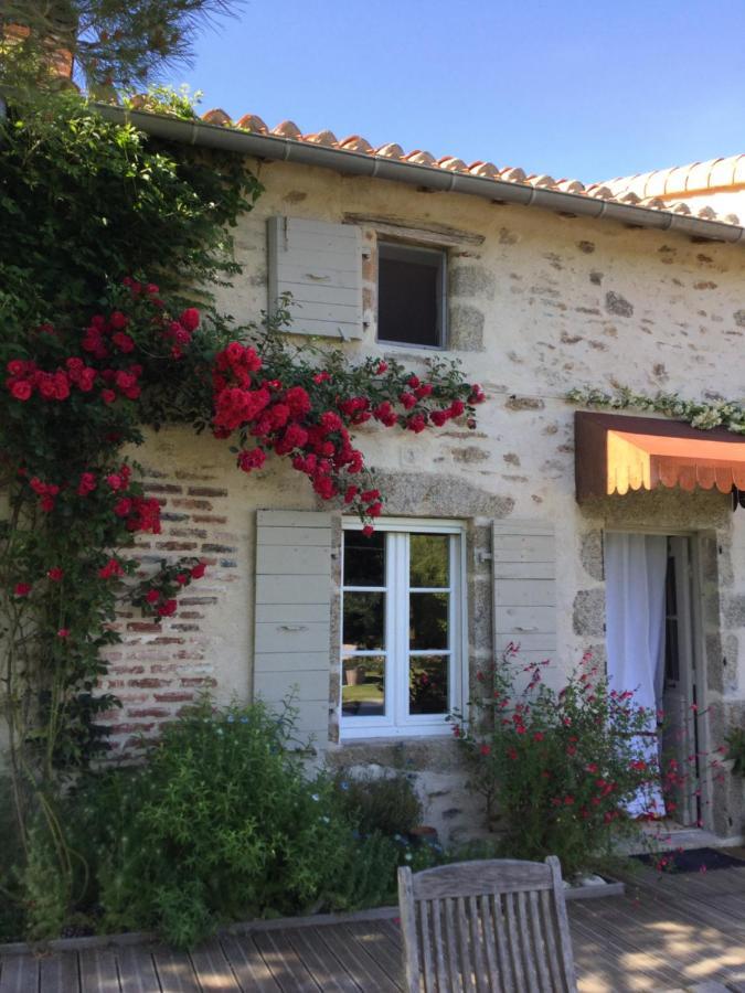 Bed and Breakfast Les Epis Du Vent Adilly Exterior foto