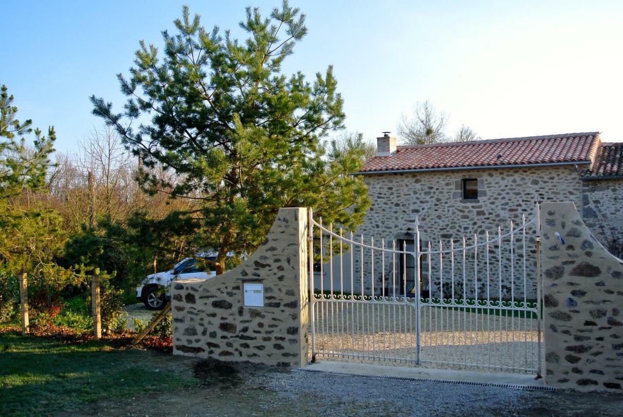 Bed and Breakfast Les Epis Du Vent Adilly Exterior foto